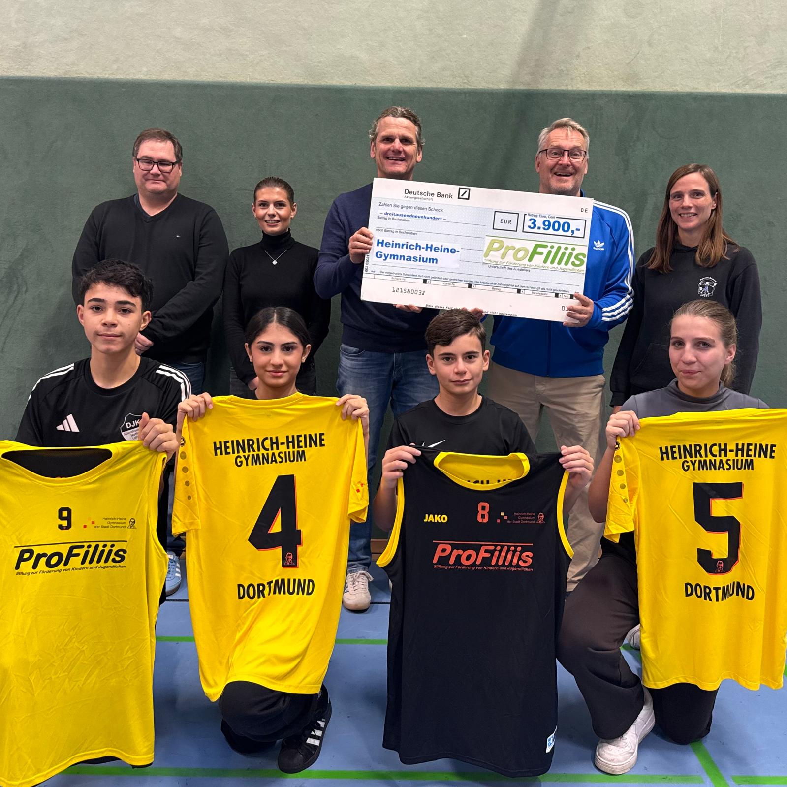 Neue Trikotsätze für die Schulmannschaften des HHG